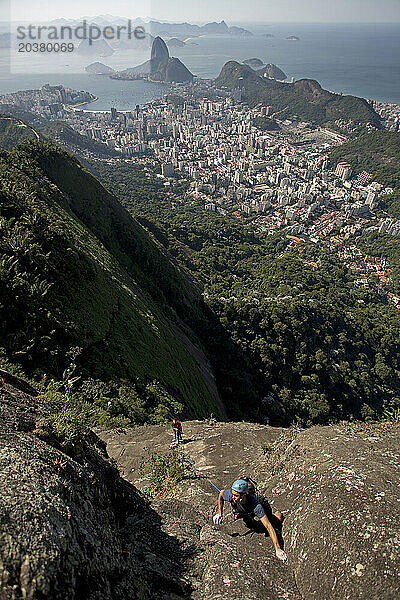 Zwei Freunde klettern in Rio de Janeiro  Brasilien.