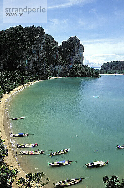 Blick vom Groove Tube (5 9-) auf die Brandmauer über dem Strand von Ton Sai  Thailand.