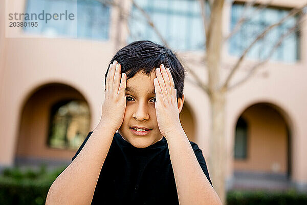 Achtjähriger autistischer Junge versteckt sich in San Diego vor der Kamera
