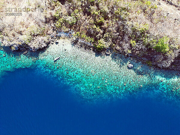 Indonesien Alor - Drohnenansicht der Küstenlinie der Insel Ternate