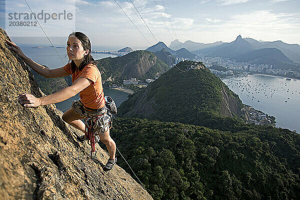 Eine Kletterin in Aktion in Rio de Jainero  Brasilien.
