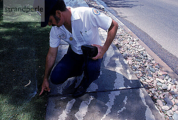 Wasserpolizist überprüft eine fehlgeleitete Düse in Tucson  Arizona.