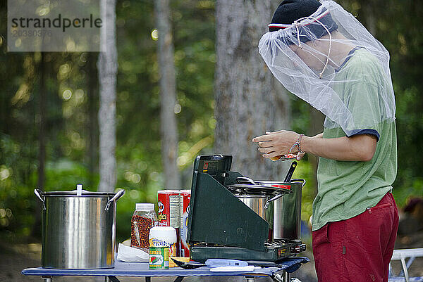 Pfadfinder fahren Kanu auf der Bowron Lakes-Rennstrecke. Bowron Lakes Provinzpark. Quesnel  Britisch-Kolumbien