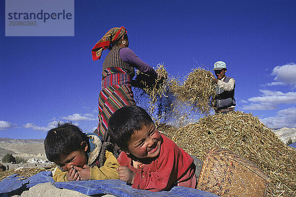 Kinder spielen zur Erntezeit  Lo Manthang  Nepal.