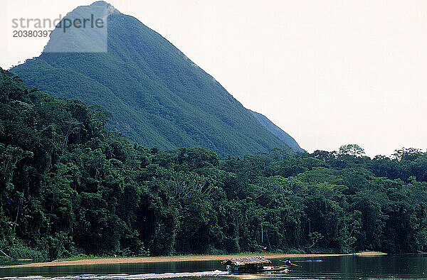 Motorisiertes Kanu namens Bongo  das den Orinoco-Fluss im Amazonas-Regenwald im Süden Venezuelas hinauffährt.