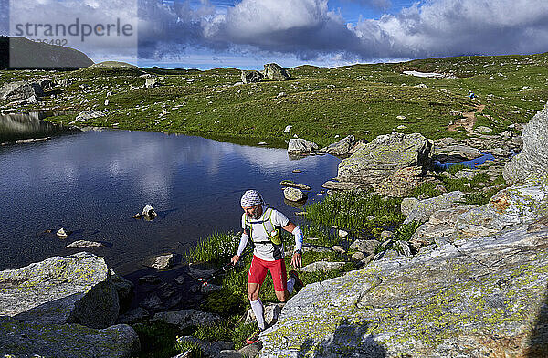 Person läuft tagsüber auf Hügeln am See  Alpe Devero  Verbania  Italien