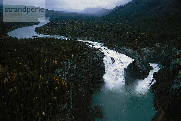 Luftaufnahme der Virginia Falls im Nahanni-Nationalpark in den Nordwest-Territorien Kanadas