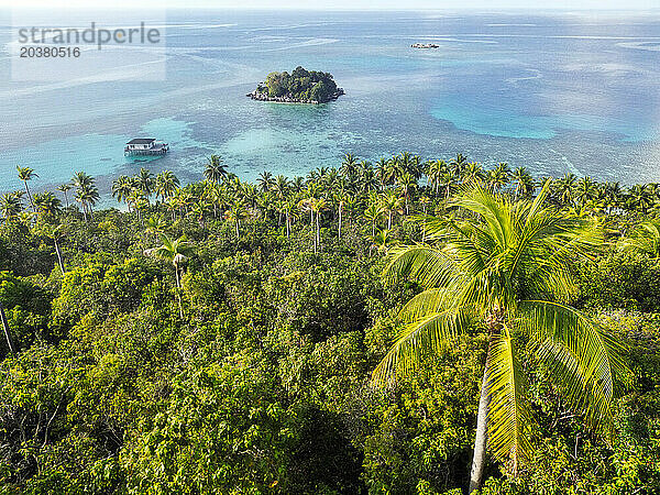 Indonesien Anambas-Inseln - Drohnenansicht der Insel Telaga