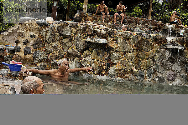 Taiwanesische Männer entspannen sich in den Thermalbecken der Millenium Hot Springs in Beitou  Taiwan  5. November 2010.