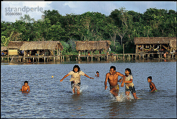 Warao-Indianer spielen mit einem Ball vor ihrem Dorf  Venezuela  Südamerika
