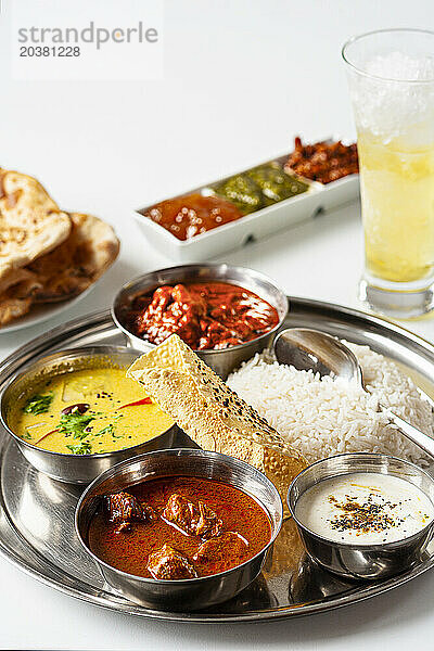 Drei indische Currygerichte: Kokos-Fisch-Curry  Rinder-Vindaloo und Tandoori-Hähnchen