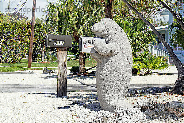 USA. Floride. Les Keys. Marathon Island. Sombrero beach. Boîte à lettres en forme de lamantin.