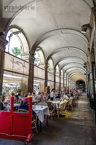 Barcelone  Espagne - 01 juin - 2019: Restaurant sous les arches de la Plaça Reial (Place Royale)  l'un des lieux les plus fréquentés de Barcelone  en Espagne  il est situé dans le quartier Barri Gothic  près de Las Rambla / Barcelona  Spain - June 01 - 2019: Restaurant under the arches of Plaça Reial (Royal Square)  one of the busiest places in Barcelona  Spain  it is located in the Barri Gothic district  near Las Rambla