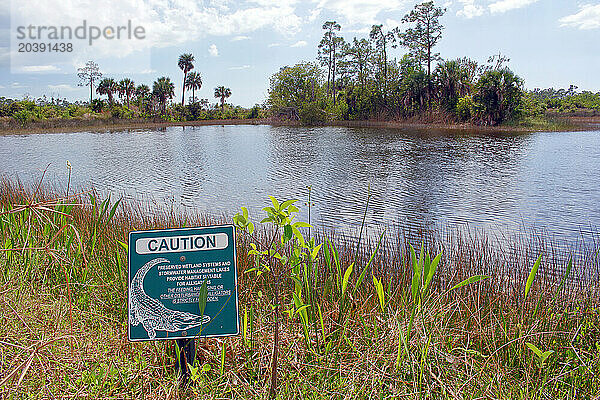 USA. Floride. Naples. Naples Botanical Garden. Panneau de danger concernant les alligators.