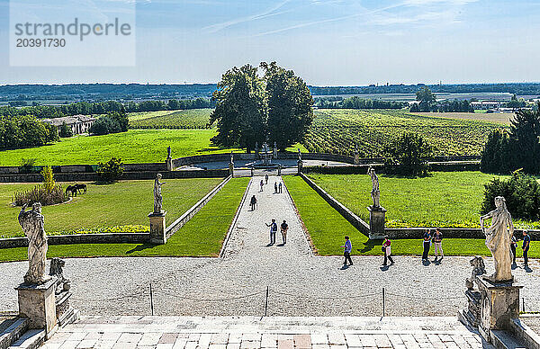 Italie  Vénétie  parc de la Villa veneta Barbaro (villa Volpi) (16ème siècle  par Andréa Palladio)