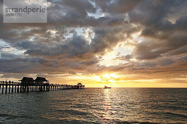 USA. Floride. Naples. The Pier. La plage. Coucher de soleil sur le fameux Pier.