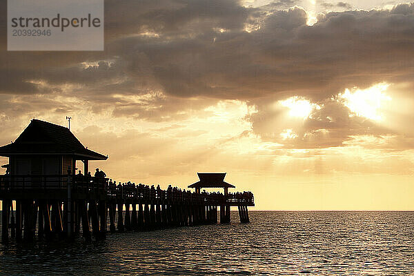 USA. Floride. Naples. The Pier. La plage. Coucher de soleil avec le fameux Pier et ses touristes.