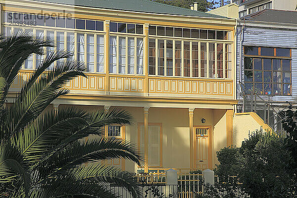 Chile  Valparaiso  house  balcony  traditional architecture