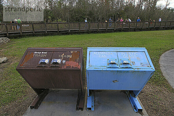 Usa  Florida. Everglades. Trash against animals