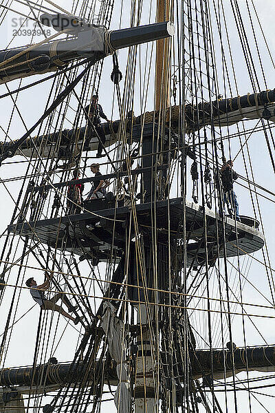 France  Nantes  44  jeunes grimpant dans les cordages de l'Hermione  frégate de La Fayette 
à l'occasion de Débord de Loire 2019.