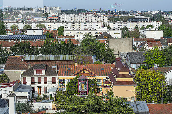 France. Val de Marne. Champigny sur Marne. Pagode vietnamienne de la rue des Frères Petit * France. Val de Marne. Champigny sur Marne. Vietnamese pagoda in the rue des Frères Petit