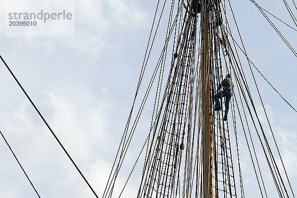 France  Nantes  44  homme grimpant dans les cordages de l'Hermione  frégate de La Fayette.