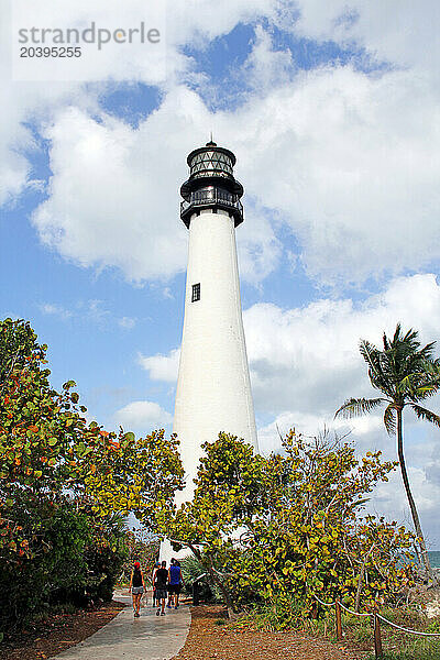 Etats-Unis. Floride. Miami. Key Biscayne. Bill Baggs Cape Florida State Park. Le phare. Touristes en train de visiter le parc.