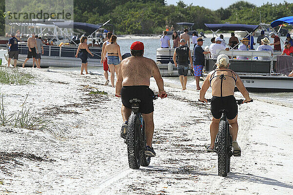 Usa  Florida. Lee County. Fort Myers beach. Big Carlos Pass. Fat bikes