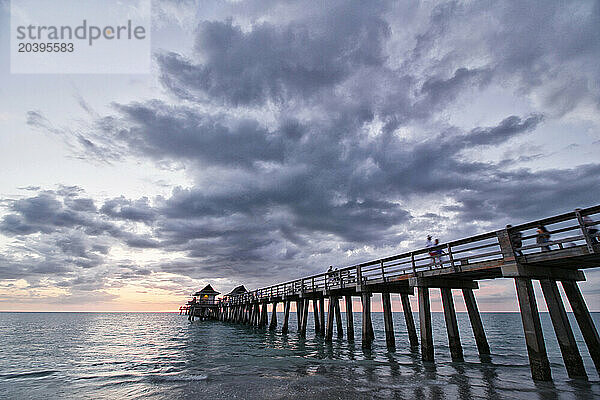 USA. Floride. Naples. The Pier. La plage. Coucher de soleil sur le fameux Pier.