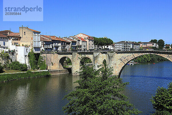 France  Nouvelle Aquitaine  Lot et Garonne department (47)  Villeneuve sur Lot  old bridge and Lot river