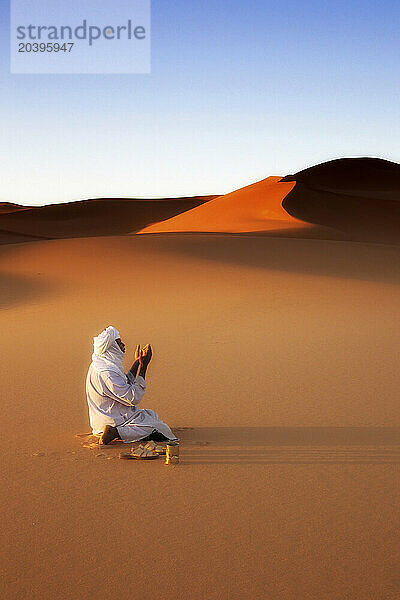 Libye  erg Oubari  touareg priant dans le désert  dunes.