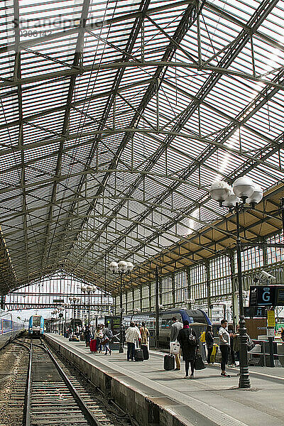 France  Tours  37  voyageurs attendant leur train au dessous de la verrière de la gare SNCF.