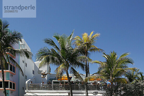 USA. Floride. Miami. Miami Beach. South Beach. Ocean Drive. Terrasse de restaurant avec touristes.