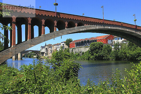 France  Nouvelle Aquitaine  Lot et Garonne department (47)  Villeneuve sur Lot  the new bridge and Lot river