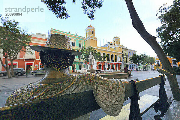 Usa  Porto Rico  San Juan. Statue of Puerto Rican composer Catalino ?Tite? Curet Alonso in the Plaza de Armas