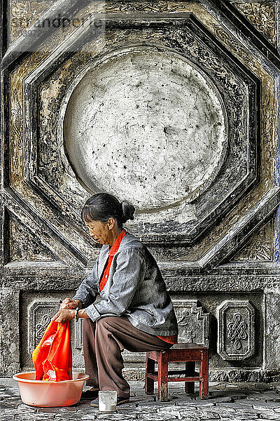 Chine  province du Yunnan  Baisha. Femme en train de laver son ligne.