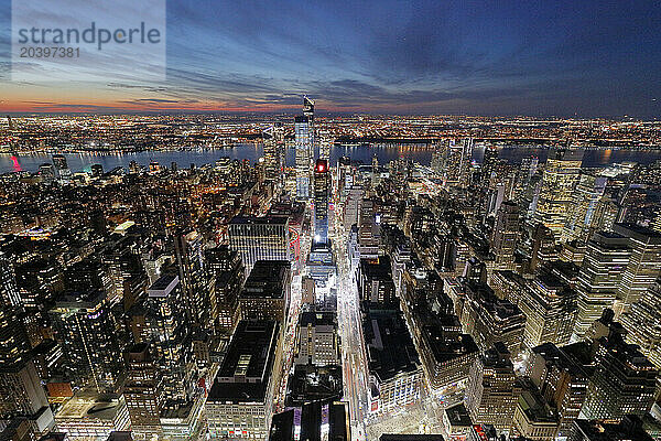 USA. New York City. Manhattan. Empire State Building. View from the top of the building at dusk and night. View to the west of midtown Manhattan and the 34st street. In the background the Hudson river.