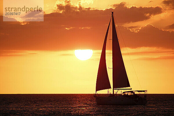 USA. Floride. Naples. The Pier. La plage. Coucher de soleil. Voilier au premier plan.