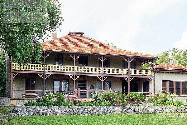 USA. Floride. Miami. Quartier de Coconut Grove. The Barnacle Historic State Parc. Maison dite du Barnacle  la plus ancienne de Miami (1891)  construite par le pionnier Ralph Middleton Munroe  de style bahamien.