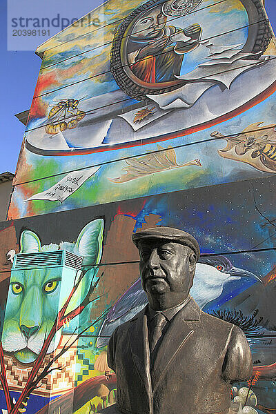 Chile  Santiago  Barrio Matucana  Pablo Neruda statue  mural