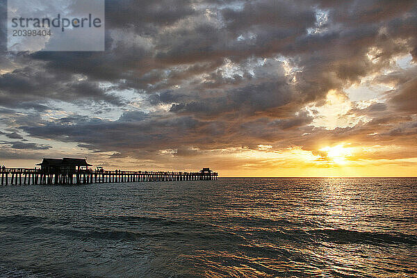 USA. Floride. Naples. The Pier. La plage. Coucher de soleil sur le fameux Pier.