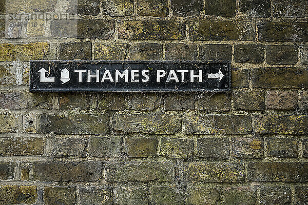 Thames path sign  Twickenham  London  UK © Dosfotos/Axiom