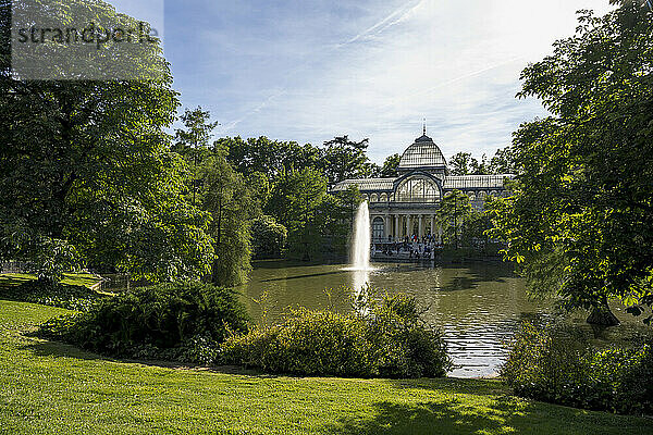 Palacio de Cristal in Parque del Retiro  Madrid  Spain © Dosfotos/Axiom