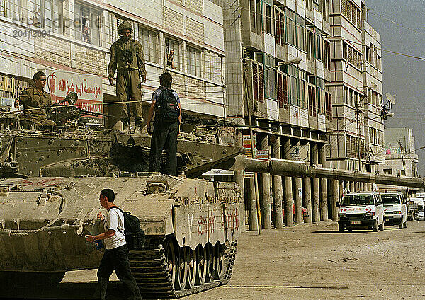 Israeli youths protest tanks in Nablus