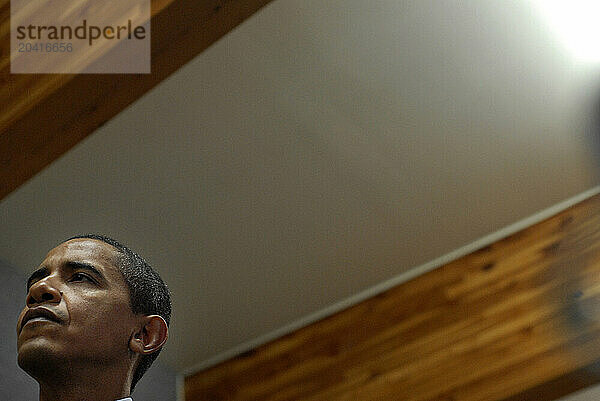 Barack Obama Campaigning Through Iowa November 18  2007