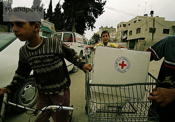 Nablus food distribution delivery boys