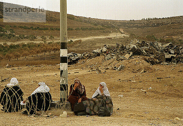 Women at the Balata checkpoint