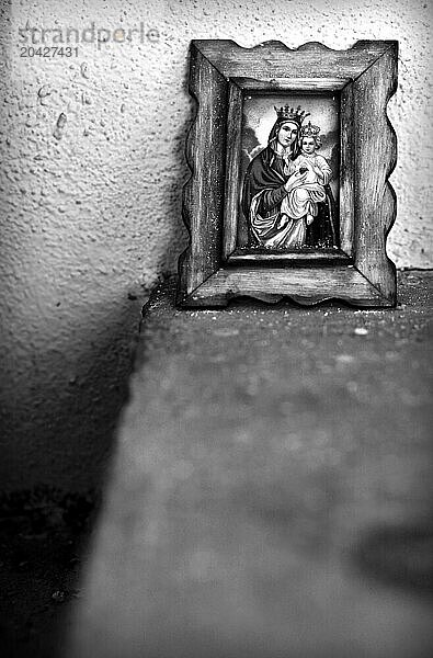 A painting of the Virgin Mary and Jesus in a capilla.