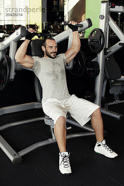 muscular man doing exercise at the gym