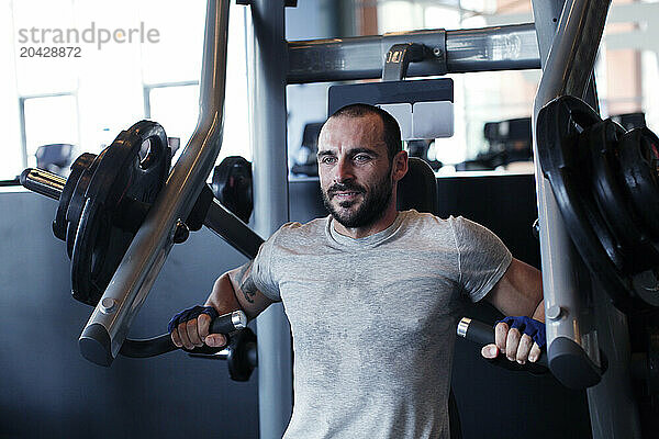 muscular man doing exercise at the gym